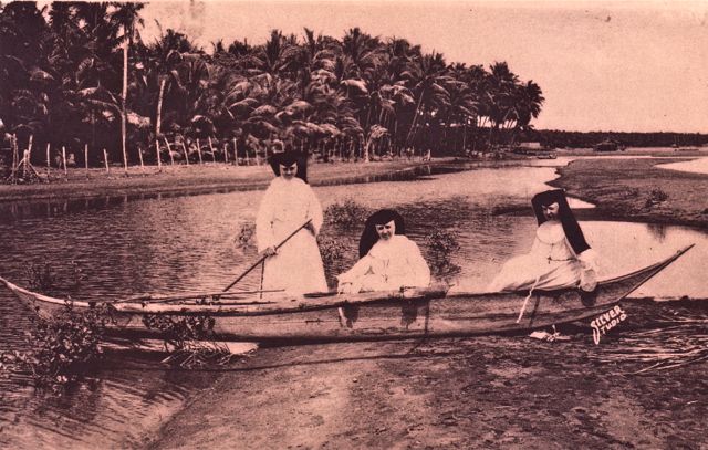De zusters organiseerden persoonlijk voor toeristen een rondvaart op de Zambezi en haalden met dank aan de Silver Studio een nette stuiver op. Niks mis mee volgens de boekhouder. 